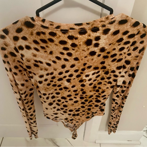 Two Aritzia (Wilfred Free) ladies tops ** brand new surprise will be included - Picture 3 of 7